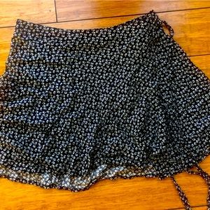 Brandy Melville wrap skirt ; great condition
